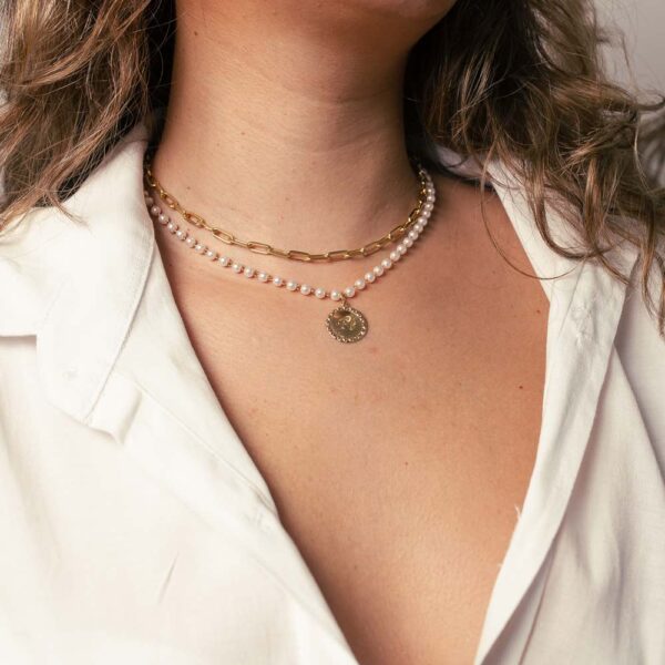 Choker Dourado Pérolas Bolinhas Medalha Fé - Image 2