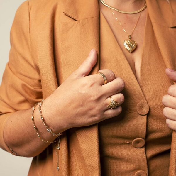 Colar Dourado Relicário Coração Vazado - Image 7