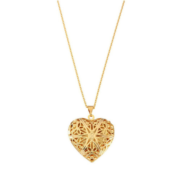 Colar Dourado Relicário Coração Vazado