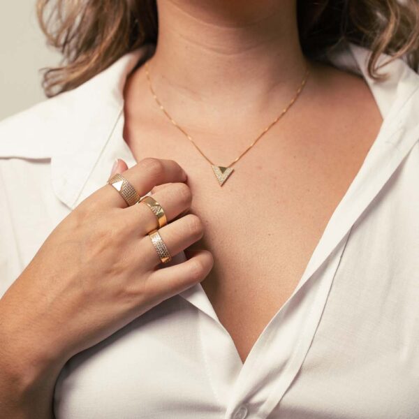 Anel Dourado Liso V Cravejado - Image 3